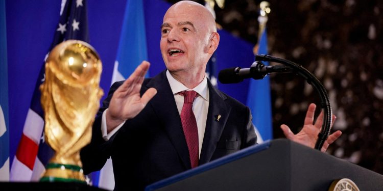 Infantino hájí mistrovství světa proti kritikům