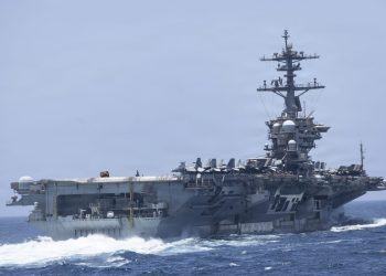 Admirál navštívil USS Lincoln kvůli obavám o posádku