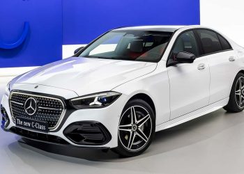 Mercedes třídy C omládl, sází na hybridy a AI