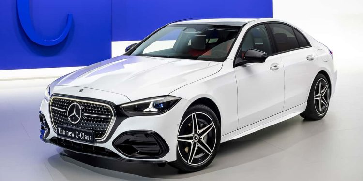 Mercedes třídy C omládl, sází na hybridy a AI