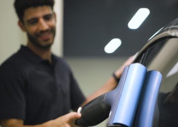 Přenosná myčka C7 slibuje umýt auto 300 ml vody
