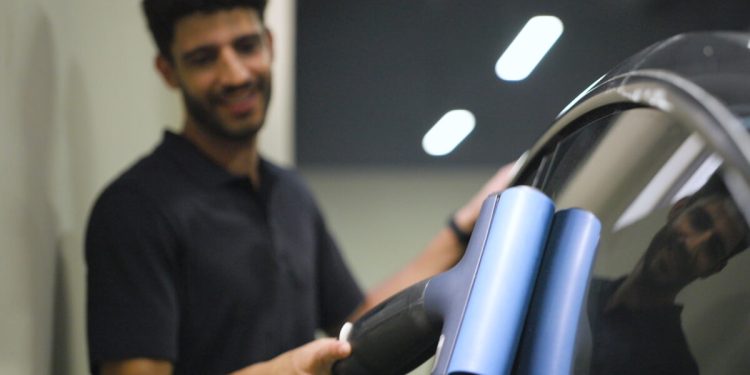 Přenosná myčka C7 slibuje umýt auto 300 ml vody