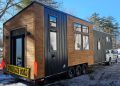 Širší tiny house nabízí dispozici malého bytu