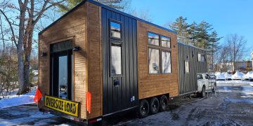 Širší tiny house nabízí dispozici malého bytu