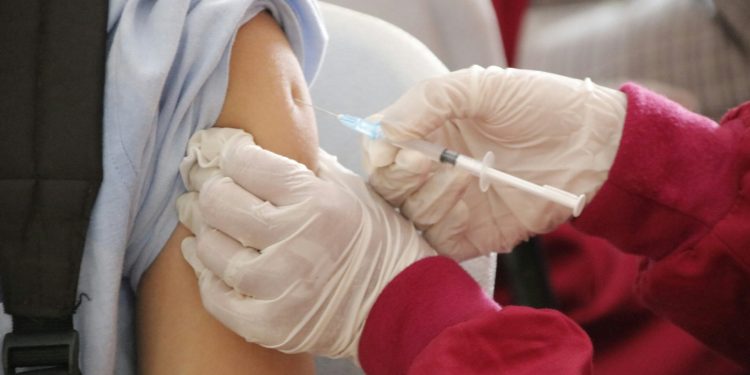 Vakcína proti melanomu uspěla ve studii, Moderna posílila